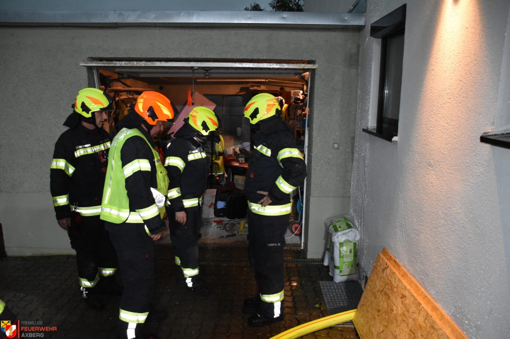 Wasserschaden Überfluteter Keller nach Starkregen Feuerwehr Axberg